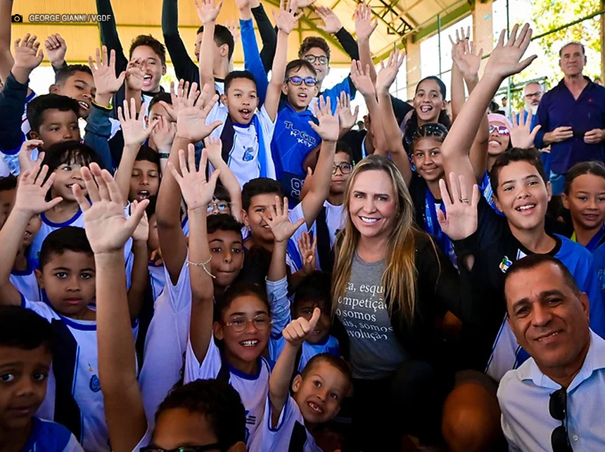Celina Leão inaugura três campos sintéticos de futebol em Samambaia