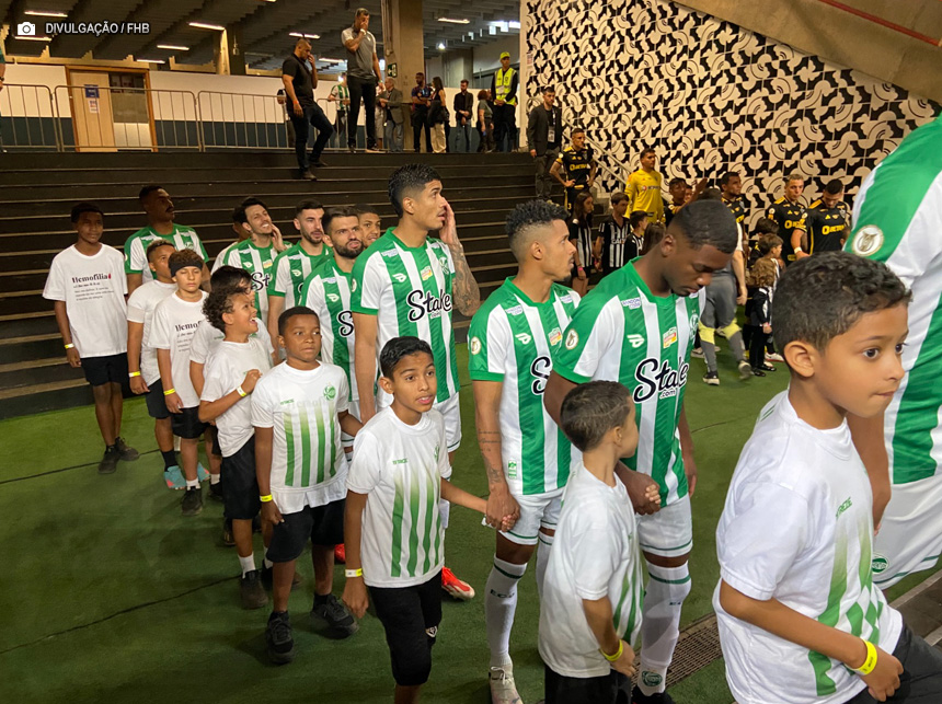 Crianças com hemofilia entram em campo com jogadores no Mané Garrincha