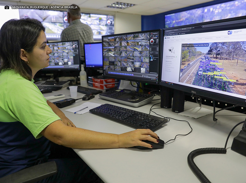 Novas câmeras inteligentes regulam abertura de semáforos em locais movimentados do DF