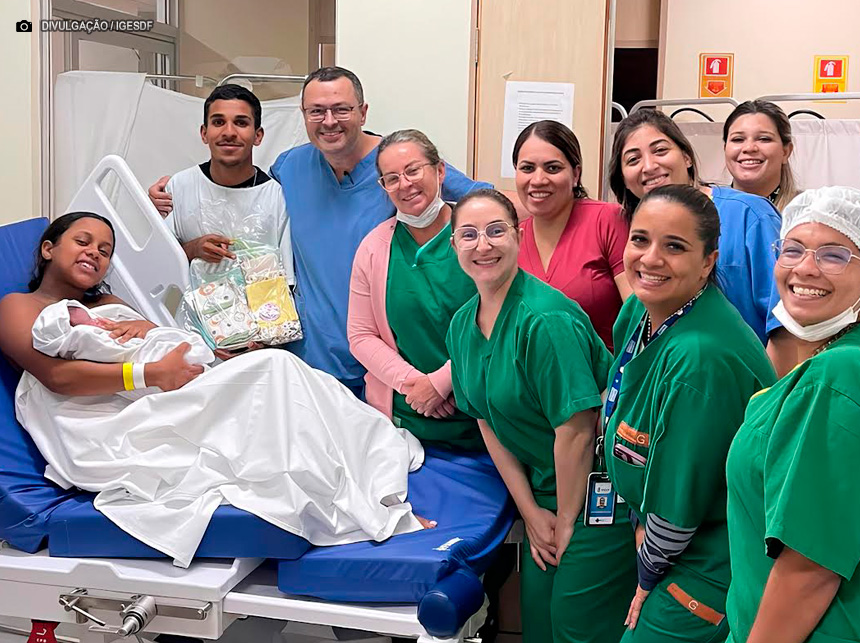 Enfermeira do Centro Obstétrico do HRSM entrega kits de enxovais para mamães que acabaram de dar à luz