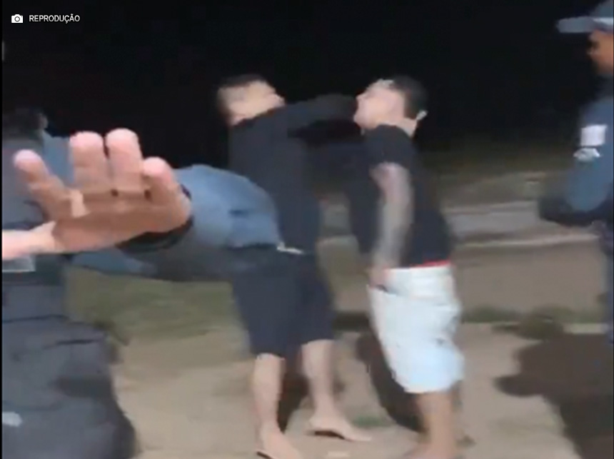 De folga, major da PM do Pará agride homem em frente à esposa e filha de colo, enquanto PMs assistem