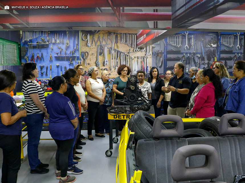 Capacitação gratuita sobre mecânica eleva confiança e independência das mulheres