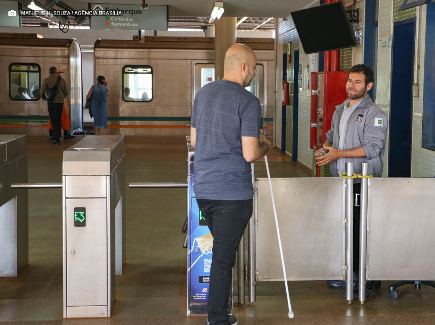 Pessoas com deficiência recebem atendimento específico no Metrô-DF