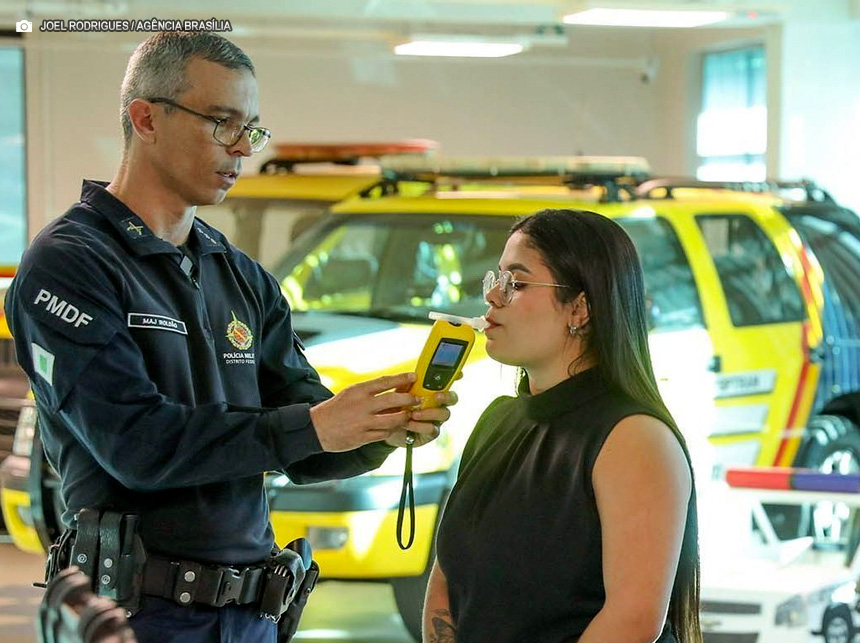Comer pão de forma pode mesmo afetar o bafômetro? Polícia Militar do DF esclarece