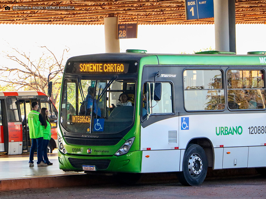 Ônibus começam a deixar de receber pagamento em dinheiro no DF