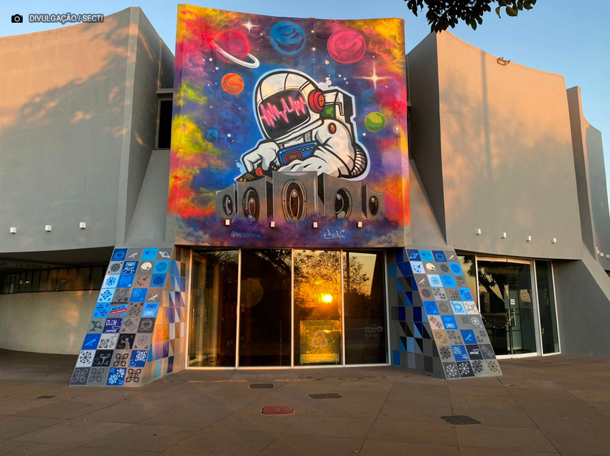 Planetário ganha grafite em homenagem ao aniversário de 50 anos