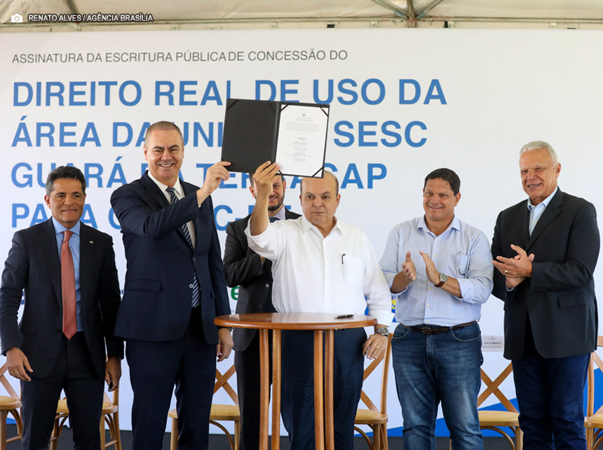 Ibaneis entrega escritura ao Sesc do Guará, onde 25 mil pessoas são atendidas mensalmente