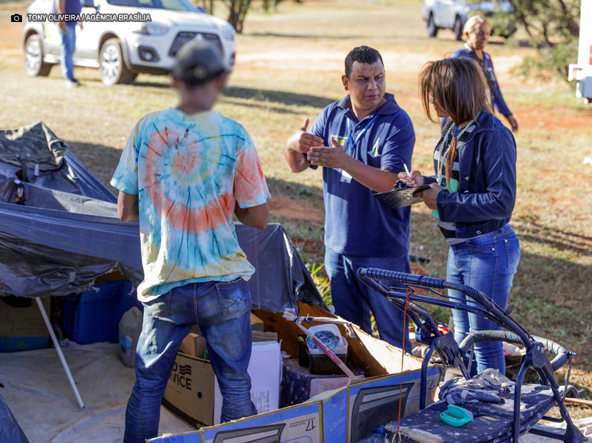 Pessoas em situação de rua recebem oferta de acolhimento em ação coordenada do GDF