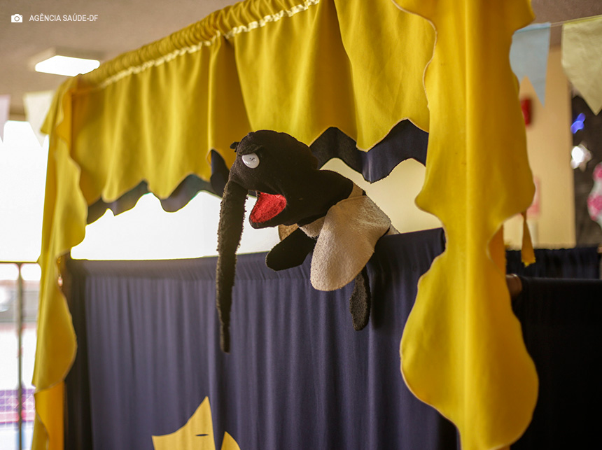 Grupo de teatro de combate à dengue faz sucesso em escola de São Sebastião