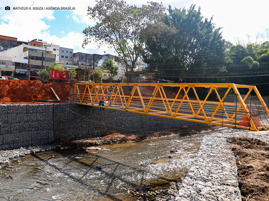 GDF instala nova estrutura da ponte de acesso de pedestres à Vila Cauhy