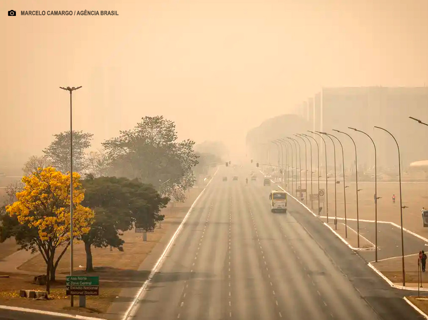 Brasília amanhece coberta de fumaça pelo segundo dia seguido
