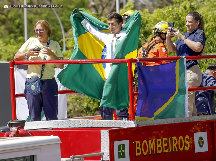 Carreata em Sobradinho marca festa de retorno de Caio Bonfim, medalhista de prata em Paris