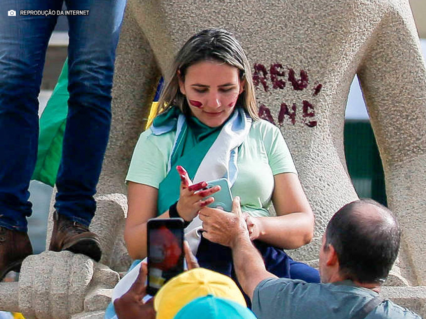 Maioria do STF torna ré acusada de escrever “Perdeu, mané” na estátua