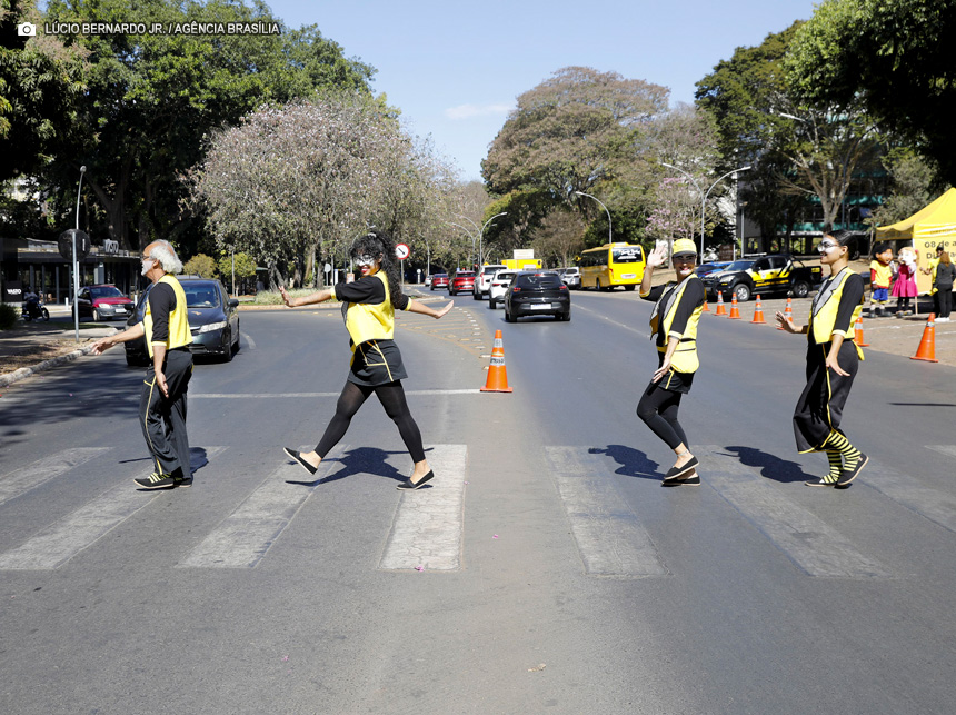 Detran-DF promove ação educativa em comemoração ao Dia Nacional do Pedestre