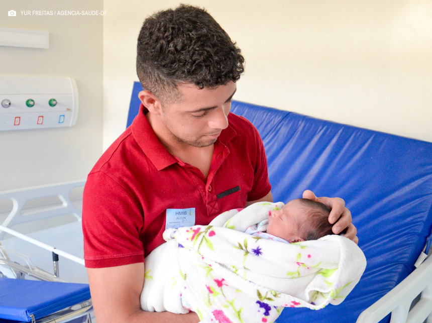Presença do pai no parto estreita laços com o bebê