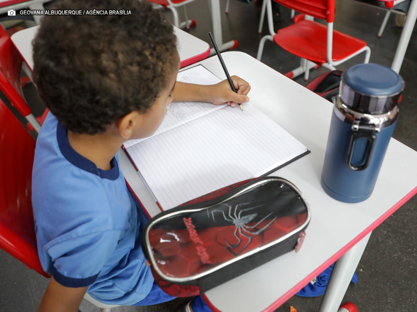 Secretaria de Educação do DF mantém aulas nas escolas públicas