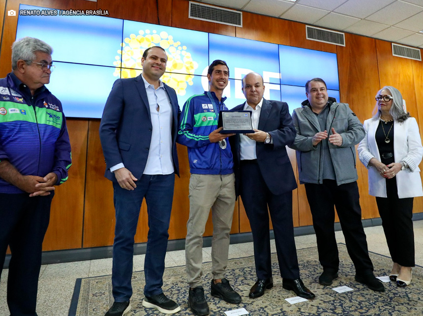 Durante homenagem a Caio Bonfim, GDF anuncia reforma de estádios e ampliação de modalidades no Bolsa Atleta