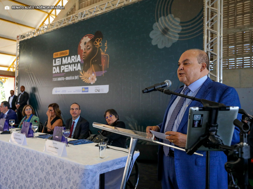 Ibaneis Rocha sanciona lei que cria Semana de Conscientização da Lei Maria da Penha