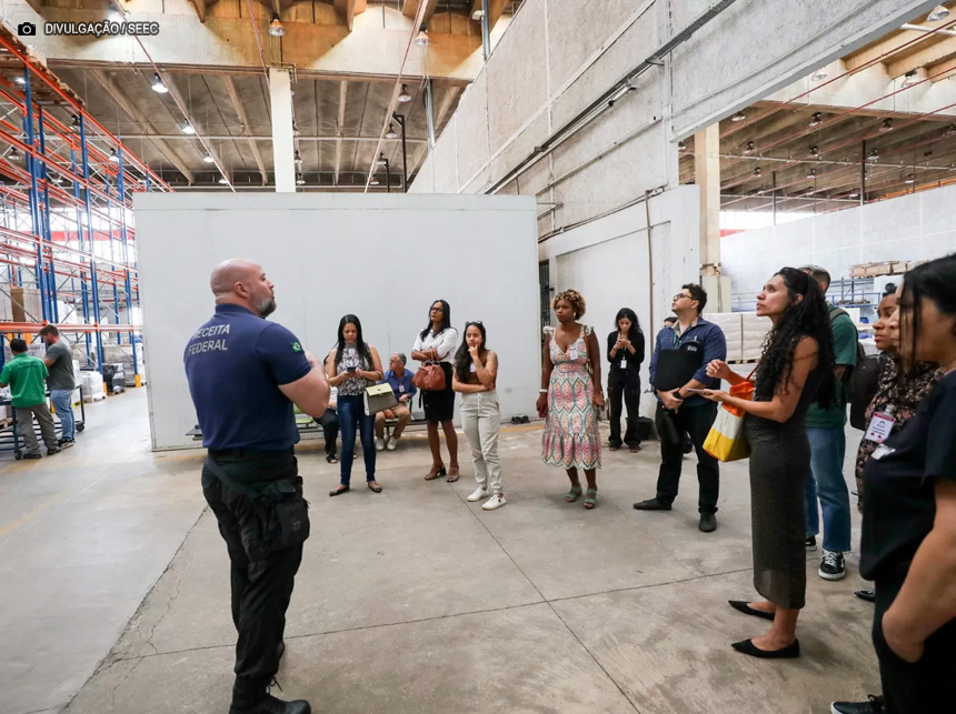 Professores da rede pública do DF conhecem a alfândega de Brasília