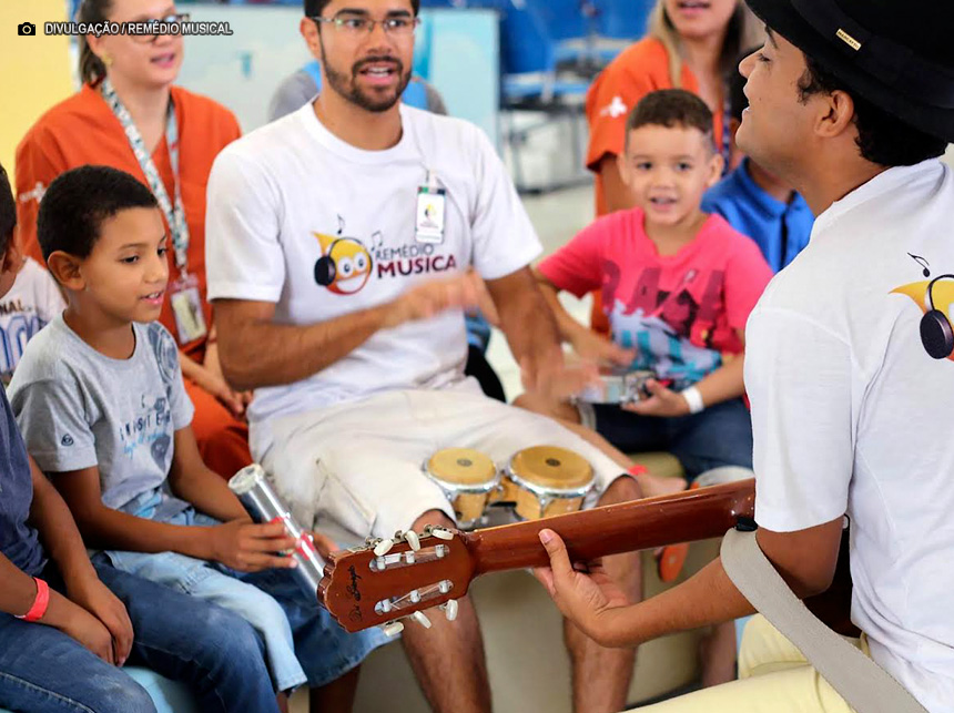 Dos hospitais para as escolas: música que cura a dor