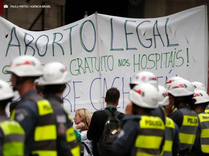 Mulheres fazem ato no Masp no Dia de Luta pela Legalização do Aborto
