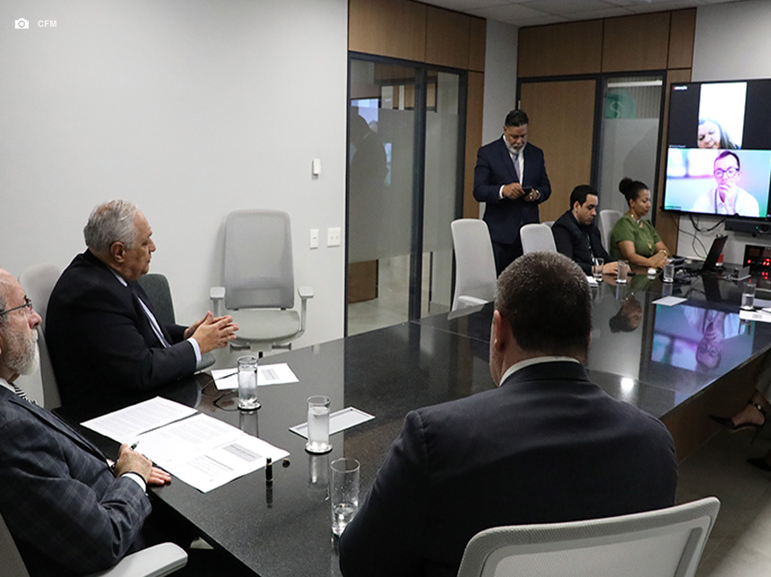 CFM: médicos devem declarar vínculos com farmacêuticas e empresas