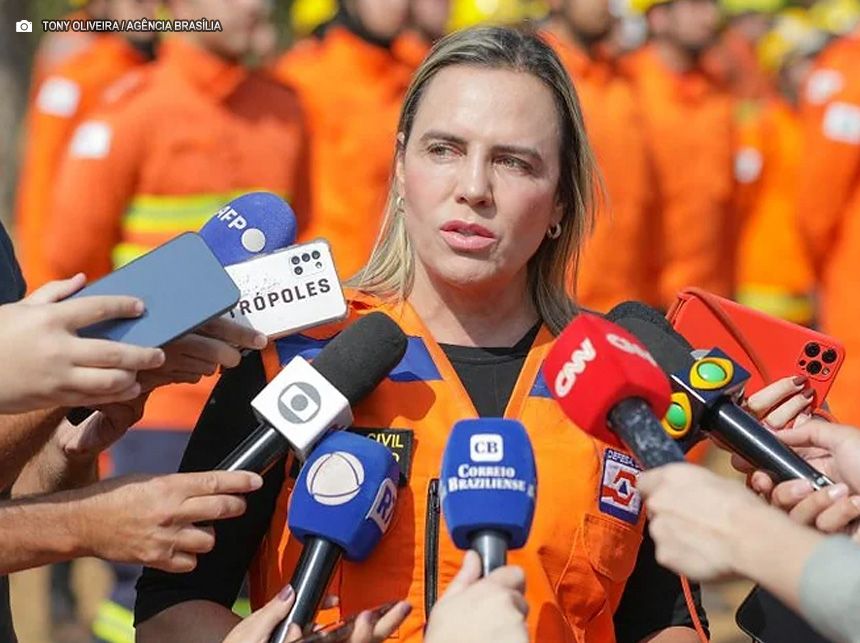 Após três dias, combatentes controlam incêndio no Parque Nacional de Brasília
