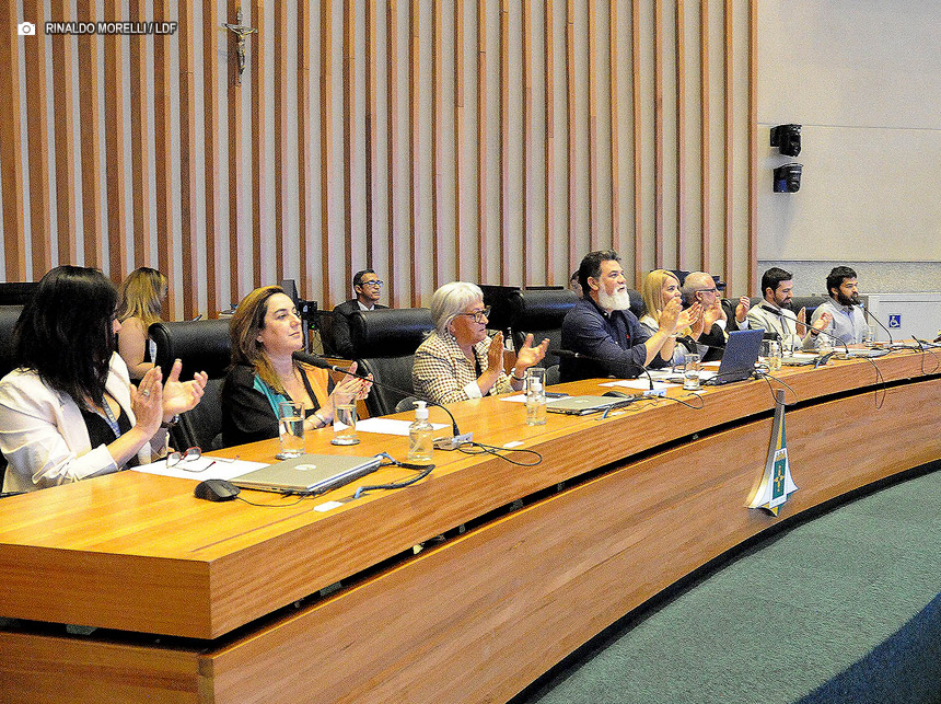 Universitários participam de comemoração ao Dia do Biólogo