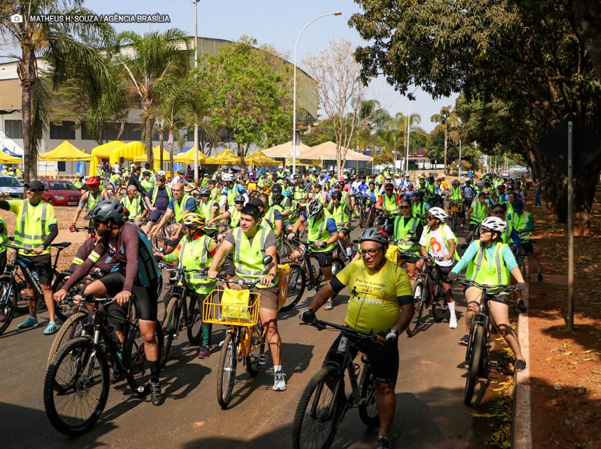 No Dia Mundial sem Carro, passeio ciclístico movimenta as ruas do Cruzeiro