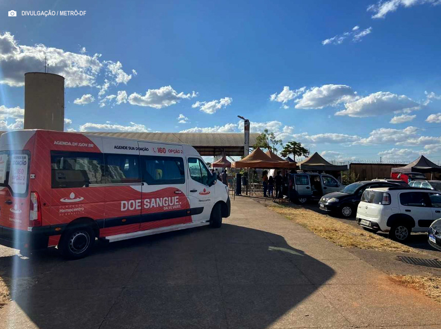 Doadores têm transporte gratuito de três estações de metrô até o Hemocentro de Brasília