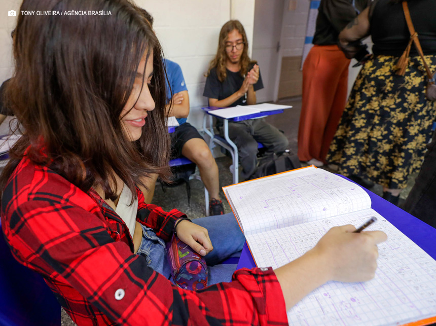 Centros de línguas ampliam horizontes e caminhos profissionais de alunos da rede pública e das comunidades