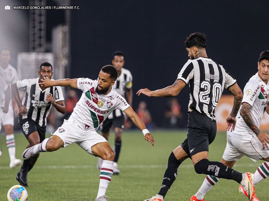 Fluminense e Botafogo fazem clássico de opostos no Brasileiro