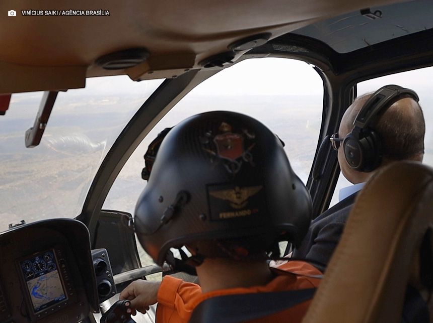 Ibaneis Rocha faz sobrevoo em área queimada do Parque Nacional de Brasília