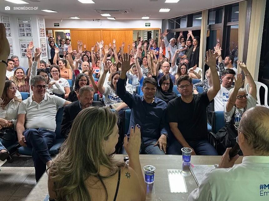 Médicos suspendem paralização mas mantêm estado de greve