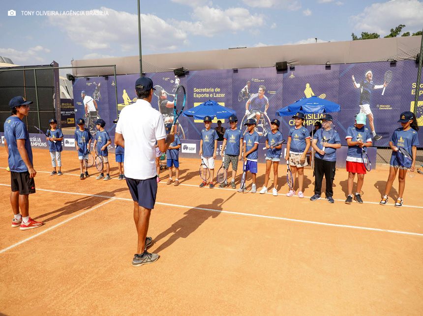 Alunos dos Centros Olímpicos mergulham no mundo do tênis no Brasília Champions
