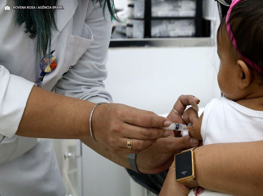 Vacinas: combate às fake news deve focar em quem tem dúvidas, diz Opas