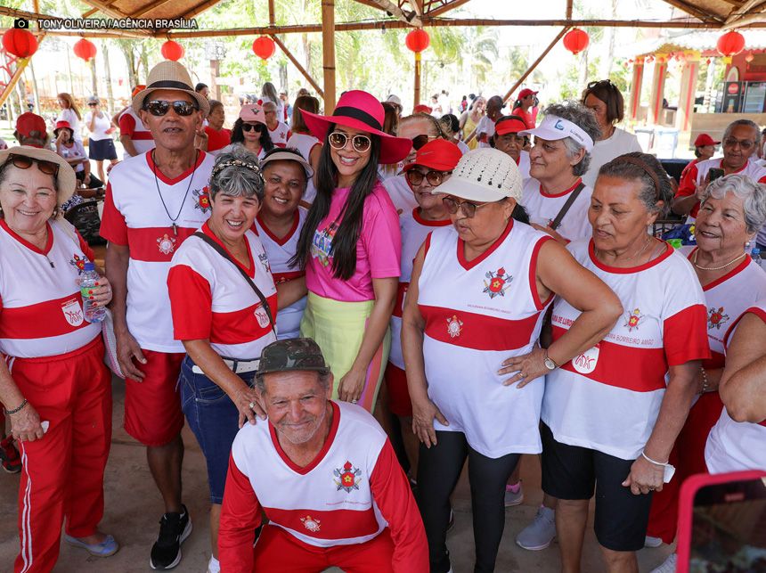 Idosos têm dia de lazer em ação social da campanha Vem Brincar Comigo no festival Na Praia
