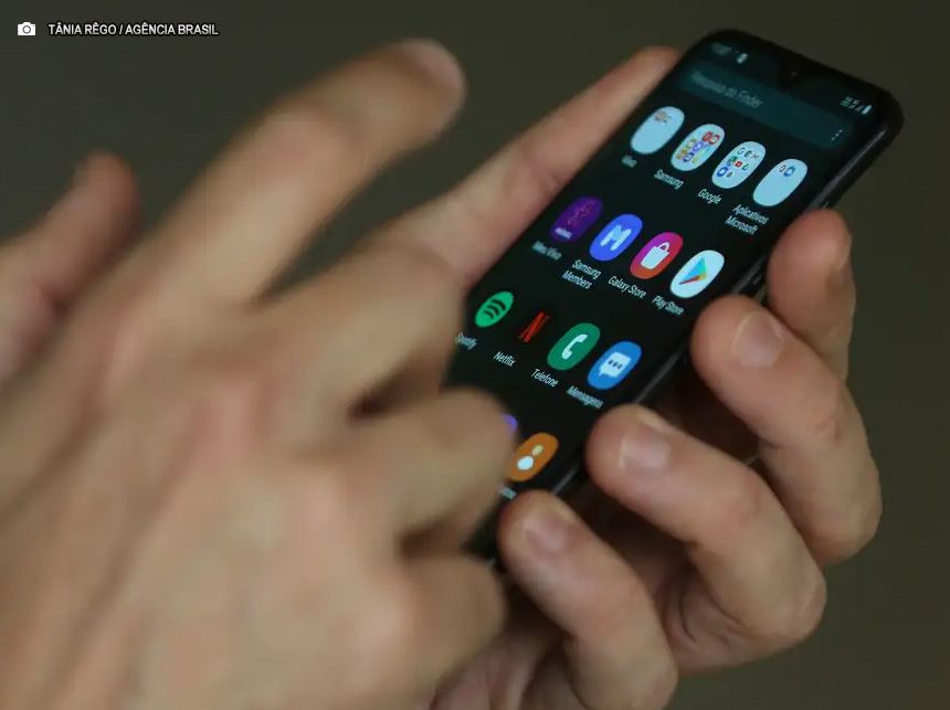 Oito em cada 10 adultos defendem a proibição de celulares em escolas