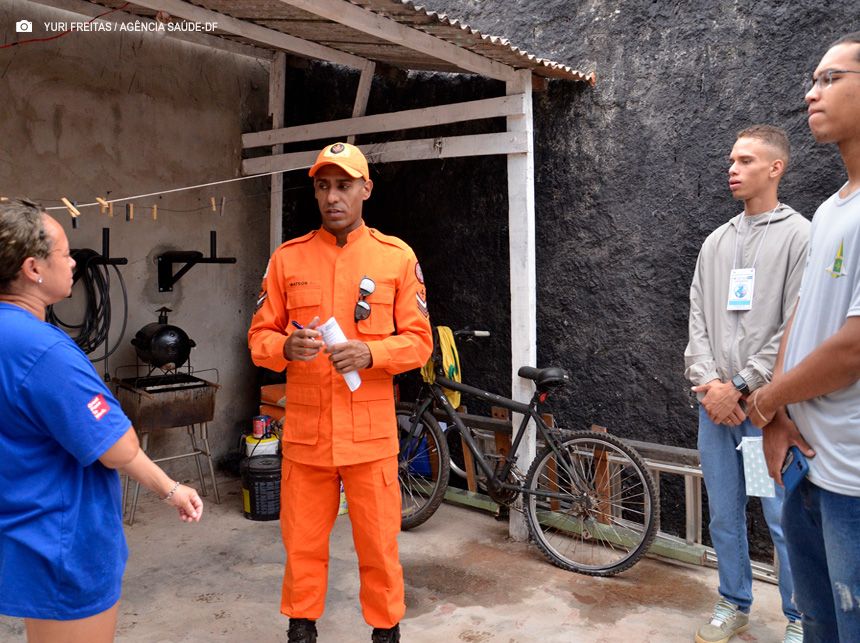 Estudantes de Santa Maria ajudam a inspecionar residências em ação contra dengue