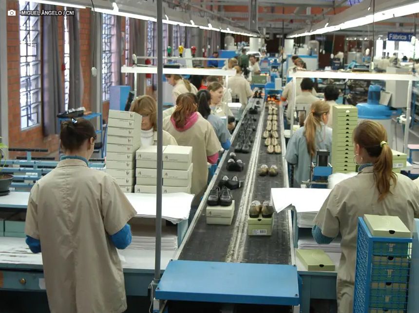 Desemprego cai para 6,4% entre julho e setembro, diz IBGE