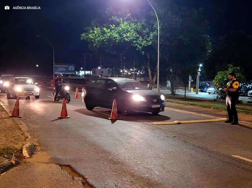Detran-DF: Fiscalização de trânsito aborda mais de 300 condutores durante final de semana