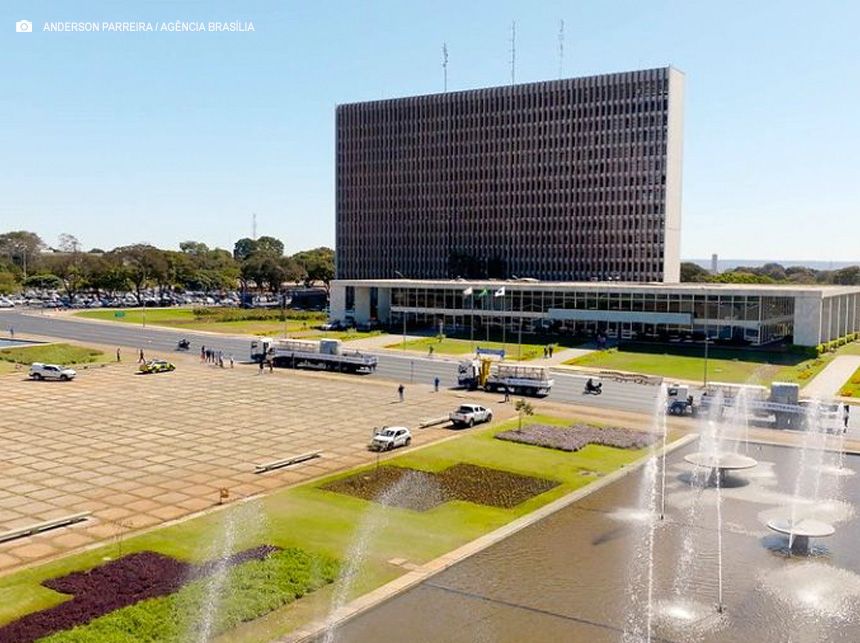 Mais de 7,8 mil nomeações, reajuste salarial e avanços no plano de saúde marcam Dia do Servidor Público no DF