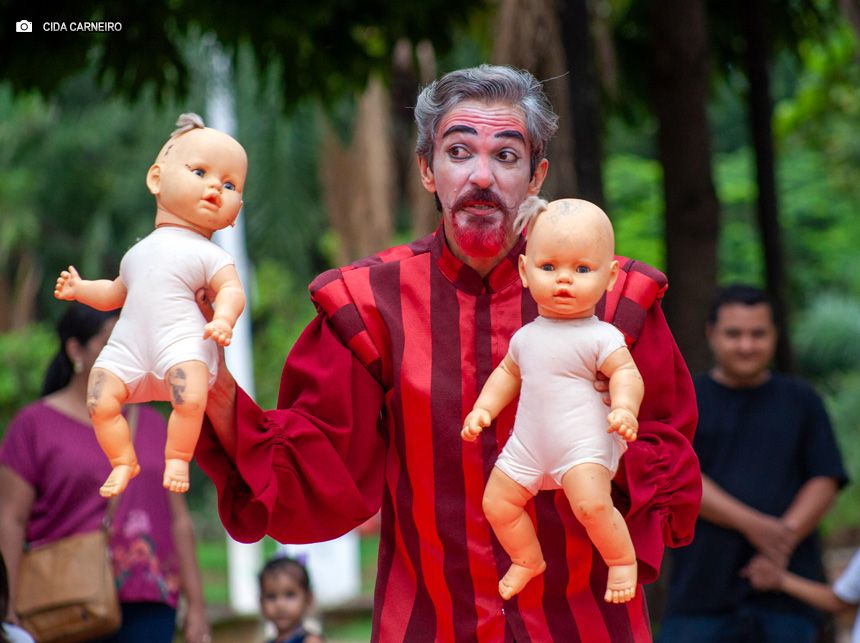 Encontro da tragédia e da comédia com “Hamlet na Rua” em Pirenópolis