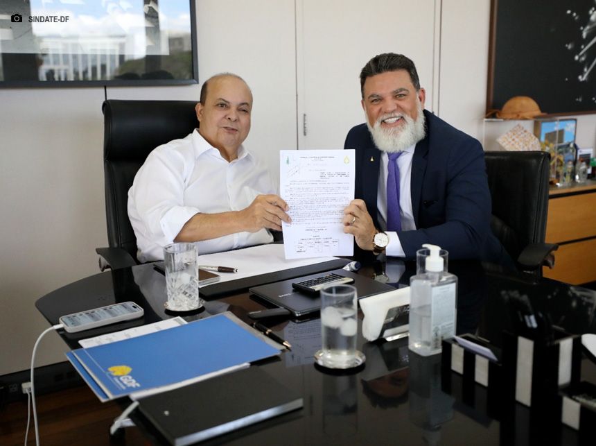 Momento de emoção: ao lado de Jorge Vianna, governador Ibaneis sanciona lei de reajuste dos Técnicos em Enfermagem