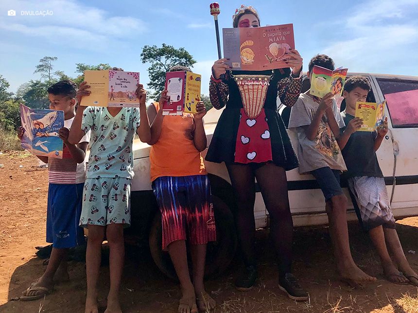 ‘Mala de Histórias’ realiza ações de acesso à leitura para crianças