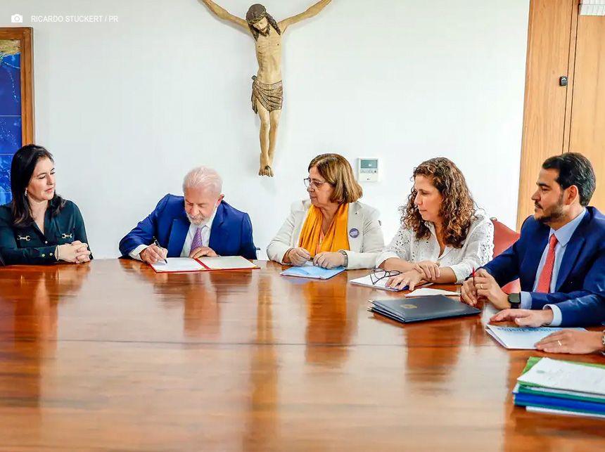 Lula sanciona aumento de pena de feminicídio para até 40 anos