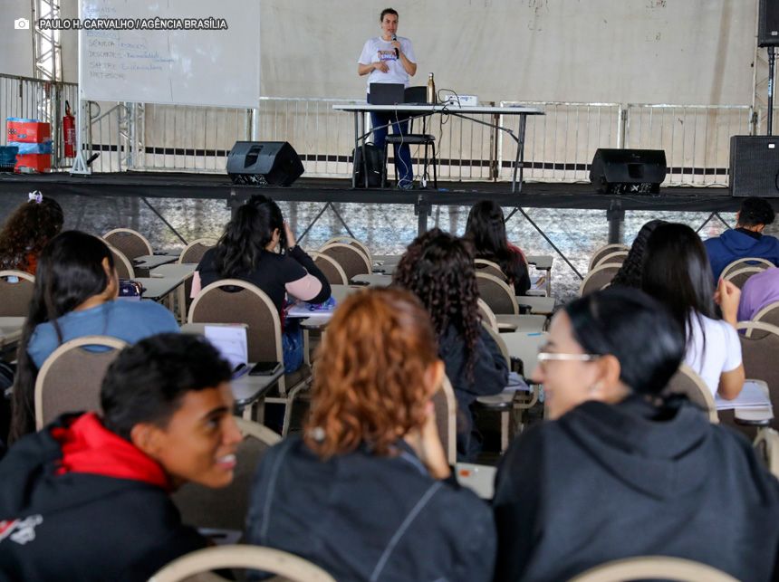 Alunos de Ceilândia participam de curso gratuito preparatório para o Enem