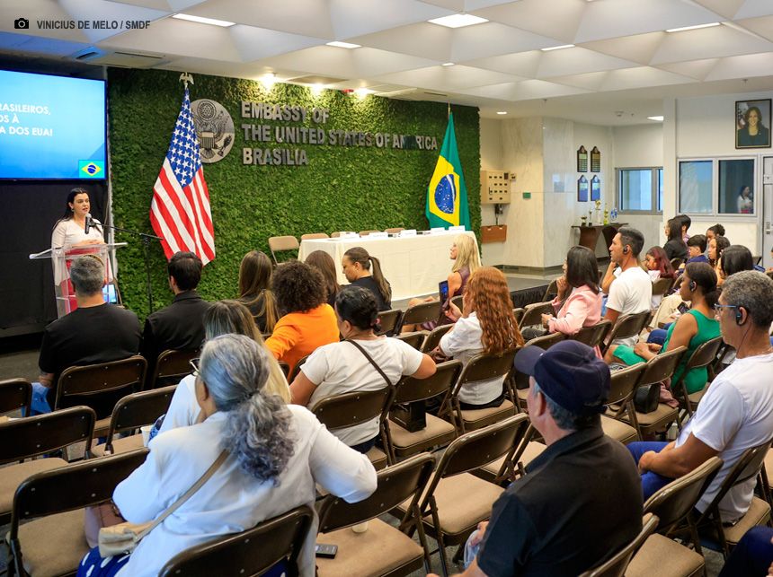Participantes do Programa Acolher Eles e Elas visitam a Embaixada dos Estados Unidos