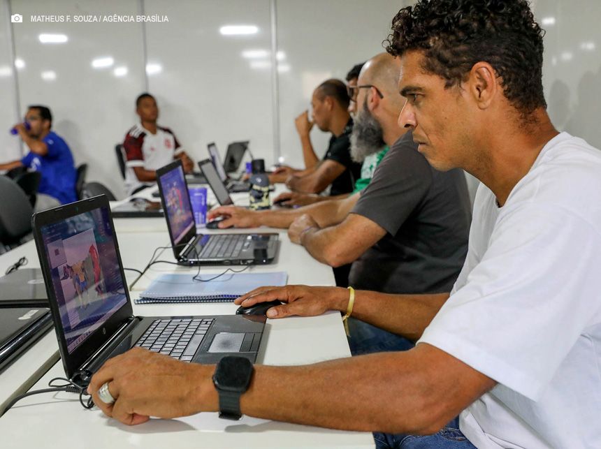 QualificaTech capacita 700 alunos em cursos gratuitos de tecnologia da informação