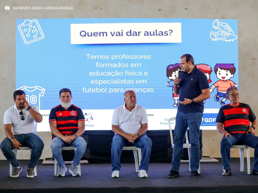 Crianças do Sol Nascente selecionadas em projeto passam tarde com o craque Zico